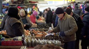 Pregătiri pentru frigăruii de 1 mai. Comercianţii din pieţe şi-ar dori mai mulţi cumpărători (VIDEO)