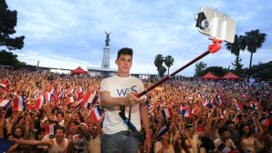 Selfie ajuns în Cartea Recordurilor! Prin ce se deosebeşte o poză făcută de un tânăr