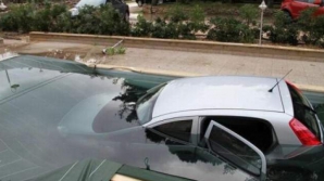 INCREDIBIL! Au trecut cu maşina prin gardul unei case şi au ajuns în piscina vecinilor (FOTO)