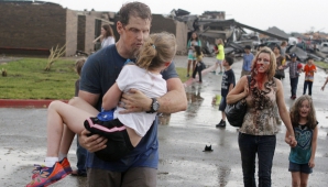 Oraşul american Oklahoma, RĂVĂŞIT de tornade: Case distruse şi copaci doborâţi 