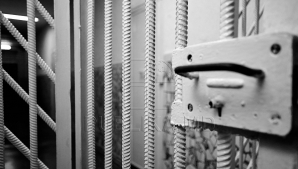 Caz revoltător în raionul Glodeni. Un bărbat a încercat să abuzeze sexual o femeie de 74 de ani