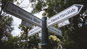 Reacţia trecătorilor la proiectul Primăriei Chişinău de instalare a pilonilor cu denumiri de străzi