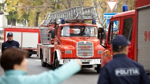 Pompierii la datorie! Ce se întâmplă dacă drumul pe unde trebuie să treacă e blocat de maşini (VIDEO)