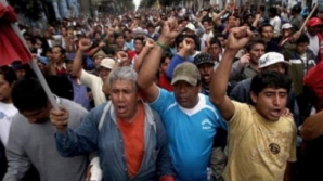 Proteste VIOLENTE soldate cu morți în Peru. Cauzele izbucnirii conflictului 