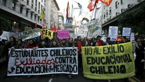 Proteste violente în Chile! Motivul pentru care sute de studenţi s-au încăierat cu poliţia