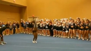 Sărituri INCREDIBILE! O tânără a uimit publicul cu pregătirea sa de excepție (VIDEO)