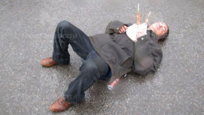 Mort de beat şi cu frigărui pe piept. Incredibil ce făcea un bărbat în mijlocul drumului (VIDEO)