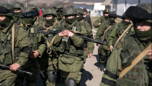 Soldații ruși aduc unități de artilerie grea și lansatoare de rachete la frontiera cu Ucraina