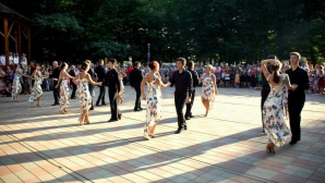 Record naţional în Ucraina. 1.500 de cupluri au valsat, simultan, în piaţa Libertăţii din Harkov