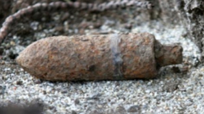 PANICĂ! Un bărbat a încercat să urce în tren cu un obuz din timpul războiului