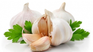 TRUC! Cum se curăţă usturoiul? Ai nevoie de un simplu borcan (VIDEO)