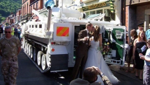 Rușii uimesc din nou! O agenție matrimonială din Moscova a înlocuit limuzinele cu blindate (VIDEO)