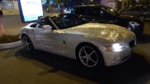 IMPRESIONANT! Pe străzile Chișinăului a apărut un BMW acoperit cu 250.000 de cristale Swarovski