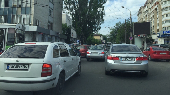 Ambuteiaj în Capitală! Bulevardul Grigore Vieru a fost blocat (FOTO)