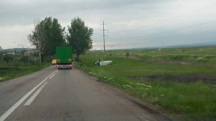 ACCIDENT GRAV: Un microbuz cu cetățeni moldoveni s-a răsturnat în România (FOTO/VIDEO)