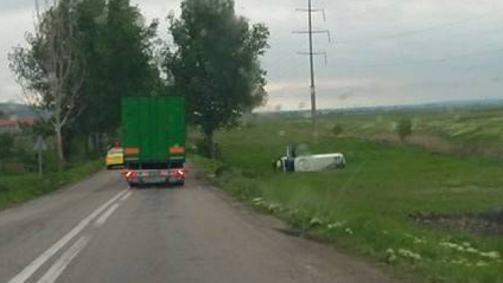 ACCIDENT GRAV: Un microbuz cu cetățeni moldoveni s-a răsturnat în România (FOTO/VIDEO)