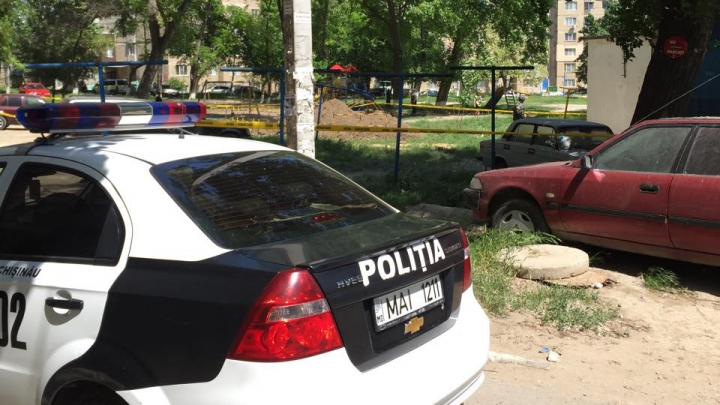 DESCOPERIRE ÎNGROZITOARE pe un teren de joacă de la Buiucani! Poliţiştii au încercuit zona (FOTO)