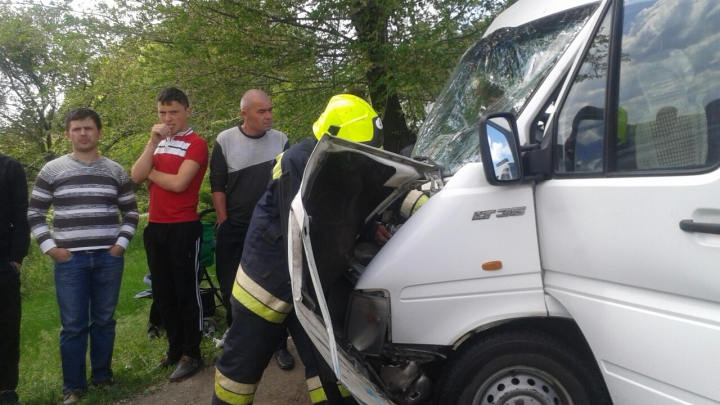 ACCIDENT GRAV lângă Aeroportul Chișinău. Un microbuz arhiplin, implicat (FOTOREPORT)