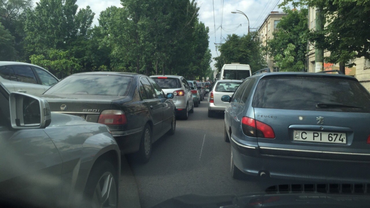 Ambuteiaj în Capitală! Bulevardul Grigore Vieru a fost blocat (FOTO)