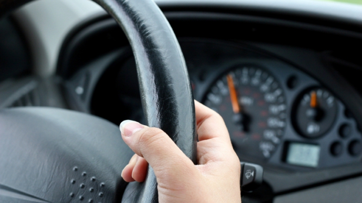 AUTOSTRADA.MD RECOMANDĂ: Cum trebuie să manevrăm corect volanul automobilului (VIDEO)