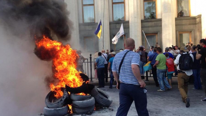 FOC şi FUM în faţa Radei de la Kiev. Mai mulţi protestatari au încercat să intre în clădire