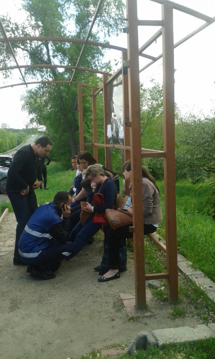 ACCIDENT GRAV lângă Aeroportul Chișinău. Un microbuz arhiplin, implicat (FOTOREPORT)