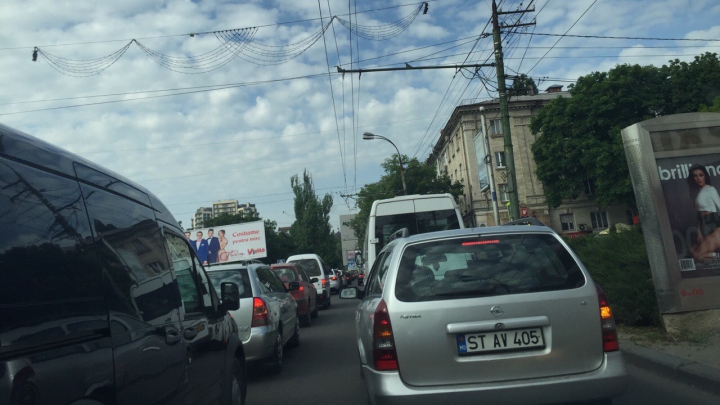 Ambuteiaj în Capitală! Bulevardul Grigore Vieru a fost blocat (FOTO)