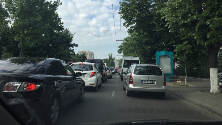 Ambuteiaj în Capitală! Bulevardul Grigore Vieru a fost blocat (FOTO)