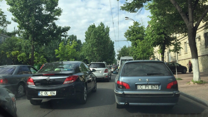 Ambuteiaj în Capitală! Bulevardul Grigore Vieru a fost blocat (FOTO)