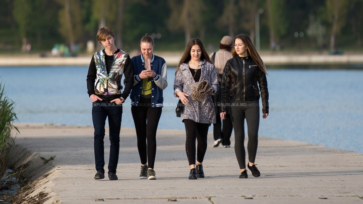 Mii de oameni au PROFITAT de sărbătoarea de astăzi și au ieșit la IARBĂ VERDE (FOTOREPORT)