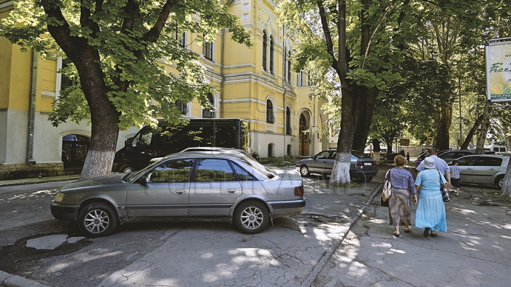 GHINION pentru un șofer din Chișinău! Cum și-a găsit mașina parcată în curtea blocului