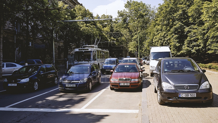 Nervi în trafic! Un şofer tupeist şi-a parcat aşa maşina, după care şi-a văzut de treabă (FOTO)