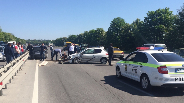 ACCIDENT GRAV la Stăuceni. Au fost implicate mai multe maşini (FOTO/VIDEO)