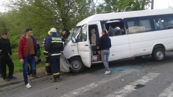 ACCIDENT GRAV lângă Aeroportul Chișinău. Un microbuz arhiplin, implicat (FOTOREPORT)