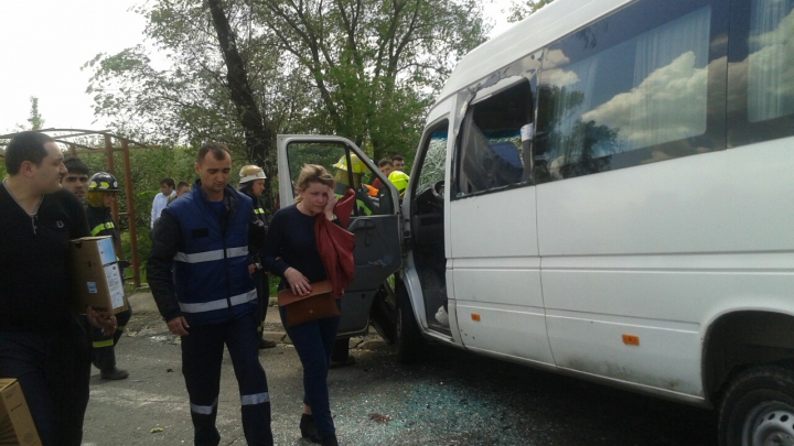 ACCIDENT GRAV lângă Aeroportul Chișinău. Un microbuz arhiplin, implicat (FOTOREPORT)