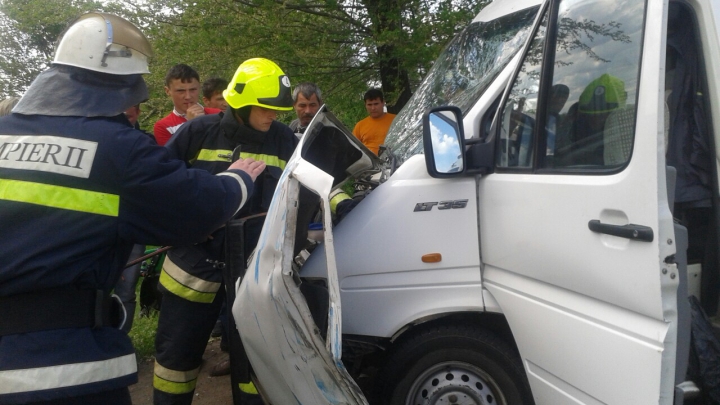 ACCIDENT GRAV lângă Aeroportul Chișinău. Un microbuz arhiplin, implicat (FOTOREPORT)