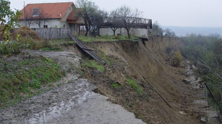 Cutremur cu magnitudinea de 5,6 grade pe scara Richter. Au urmat puternice alunecări de teren, iar un om a murit