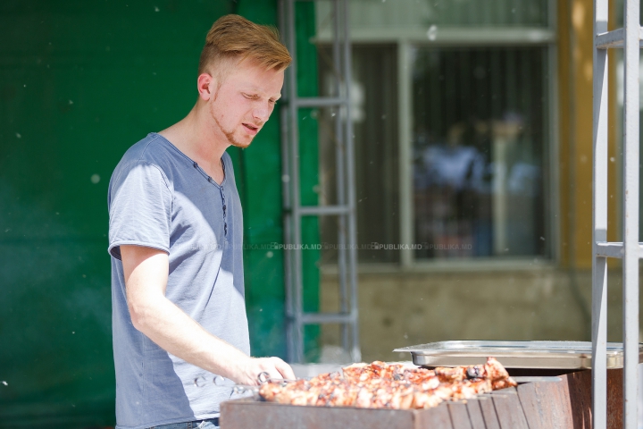 Nu poţi privi indiferent! Bucătarii pregătesc frigărui de-ţi lasă gura apă la un festival din Chişinău (FOTO)