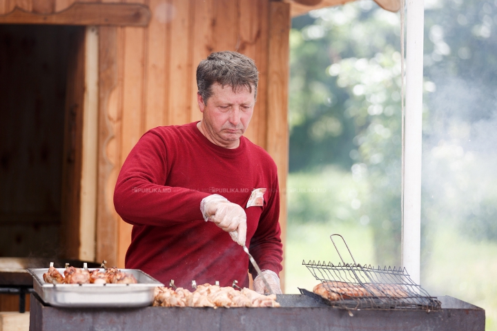 Nu poţi privi indiferent! Bucătarii pregătesc frigărui de-ţi lasă gura apă la un festival din Chişinău (FOTO)