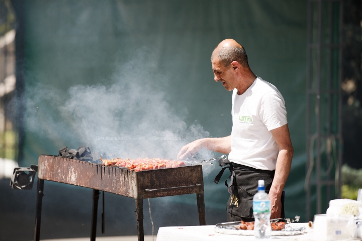 Nu poţi privi indiferent! Bucătarii pregătesc frigărui de-ţi lasă gura apă la un festival din Chişinău (FOTO)