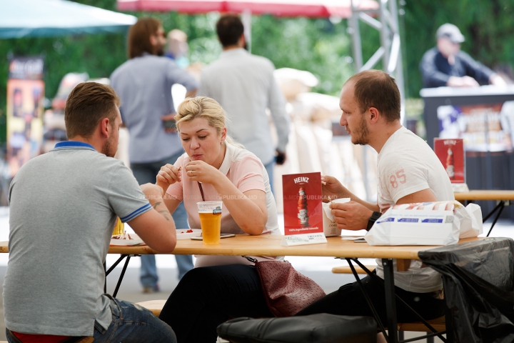 Nu poţi privi indiferent! Bucătarii pregătesc frigărui de-ţi lasă gura apă la un festival din Chişinău (FOTO)