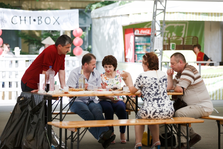 Nu poţi privi indiferent! Bucătarii pregătesc frigărui de-ţi lasă gura apă la un festival din Chişinău (FOTO)