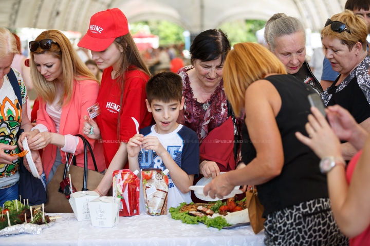 Nu poţi privi indiferent! Bucătarii pregătesc frigărui de-ţi lasă gura apă la un festival din Chişinău (FOTO)