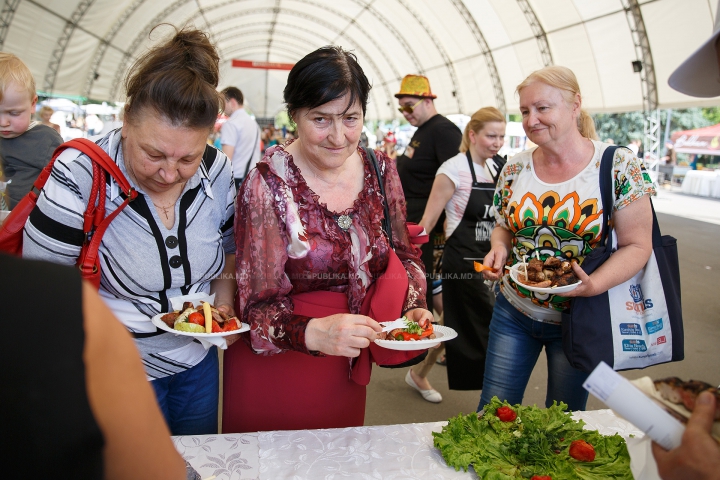 Nu poţi privi indiferent! Bucătarii pregătesc frigărui de-ţi lasă gura apă la un festival din Chişinău (FOTO)