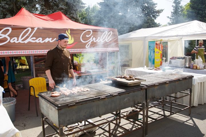 Nu poţi privi indiferent! Bucătarii pregătesc frigărui de-ţi lasă gura apă la un festival din Chişinău (FOTO)