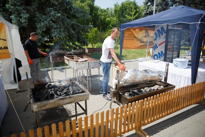 Nu poţi privi indiferent! Bucătarii pregătesc frigărui de-ţi lasă gura apă la un festival din Chişinău (FOTO)