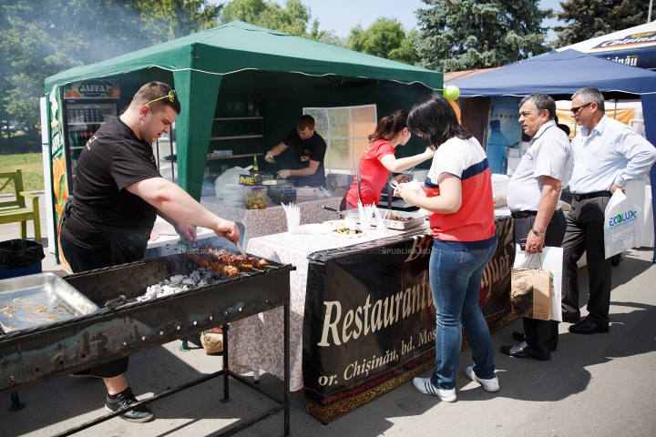 Nu poţi privi indiferent! Bucătarii pregătesc frigărui de-ţi lasă gura apă la un festival din Chişinău (FOTO)