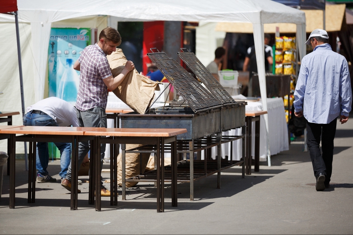 Nu poţi privi indiferent! Bucătarii pregătesc frigărui de-ţi lasă gura apă la un festival din Chişinău (FOTO)