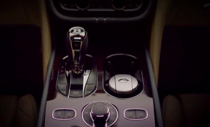 Bentley dezvăluie parţial interiorul primului său SUV într-un teaser