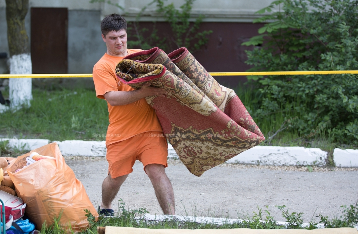 DEZASTRU în case și LACRIMI pe obraji. IMAGINI CUTREMURĂTOARE de la blocul avariat de explozie la Cantemir